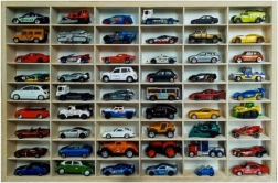 Drvena polica za autiće s 54 pretinaca