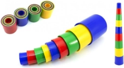 Kleurrijke stapelpiramide van bekers