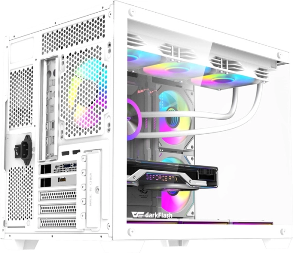 Kompaktní, ale prostorná pro moderní hardware