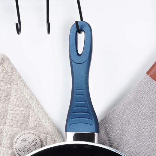 Ergonomic handle for comfortable, safe cooking