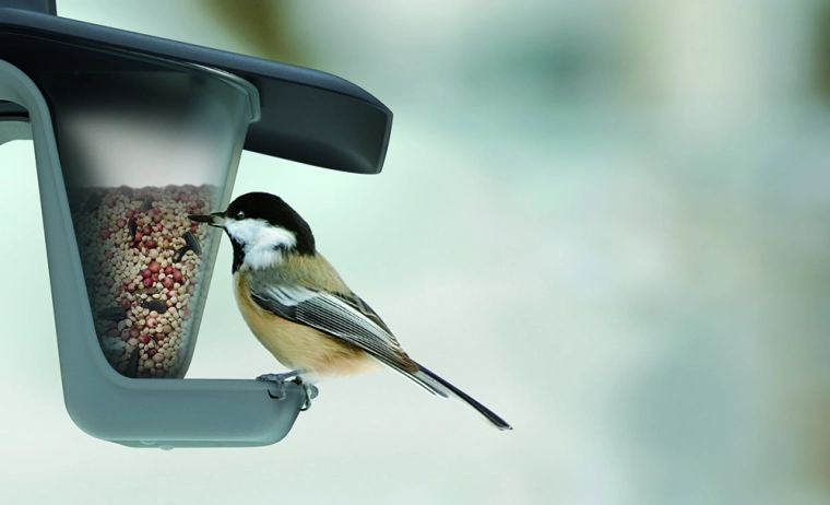 Feed stays dry thanks to the sloped roof
