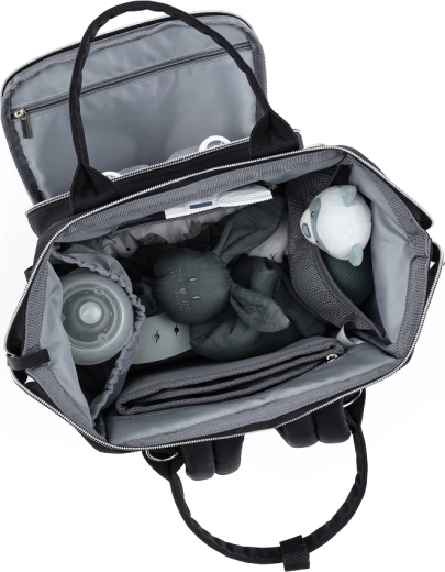 Quick access thanks to the wide opening and rear zipper