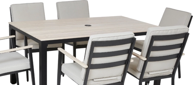 Table fonctionnelle avec trou pour parasol