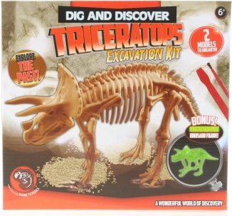 Tesání dinosauří kostry s triceratopsem svítícím ve tmě