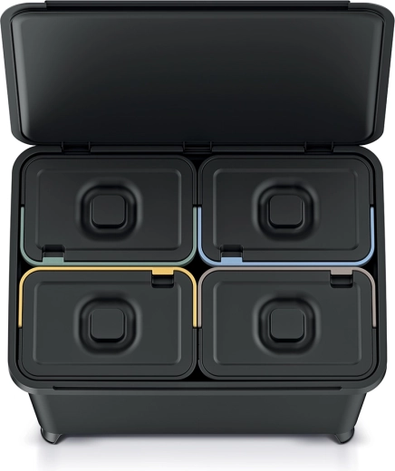 Vier herausnehmbare Behälter mit Farbcodierung