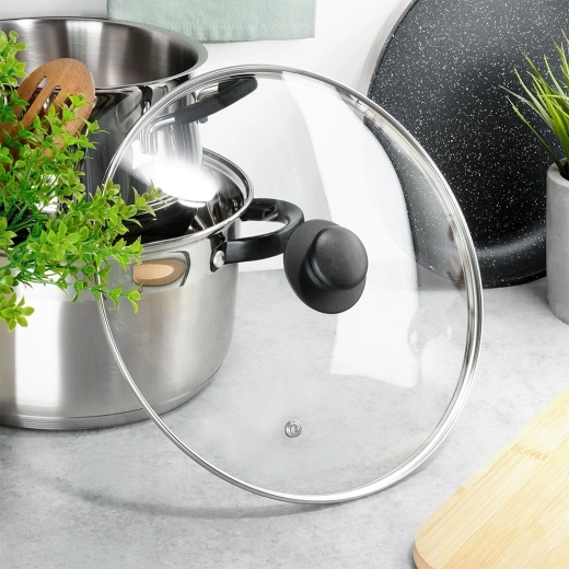 Pevný nerezový okraj a pohodlné madlo