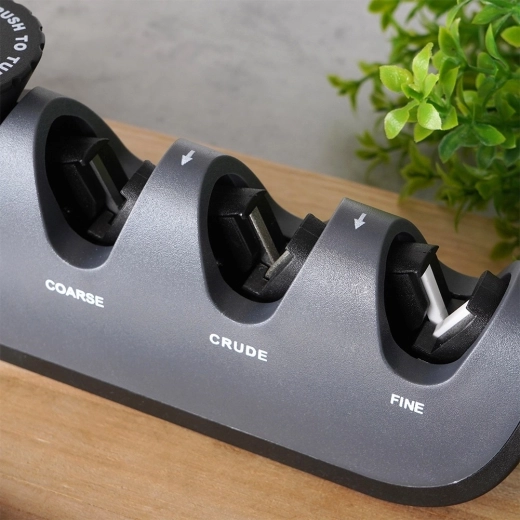 Four sharpening zones including a diamond slot for scissors