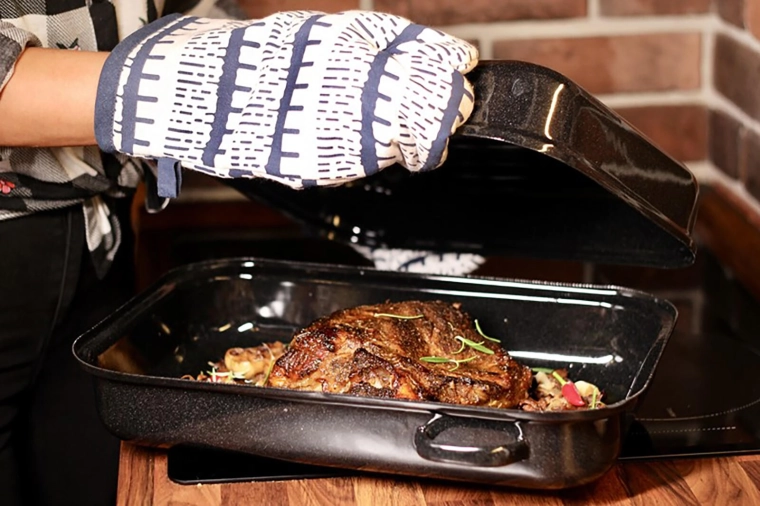 Ridged bottom for juicy roasting