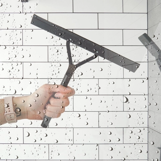 Ergonomsko brisanje u tušu i na prozorima