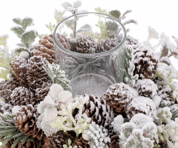 Met sneeuw bestoven dennenappels voor een winterse look