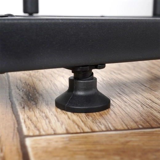 Stabilna konstrukcija z nastavljivimi nogicami