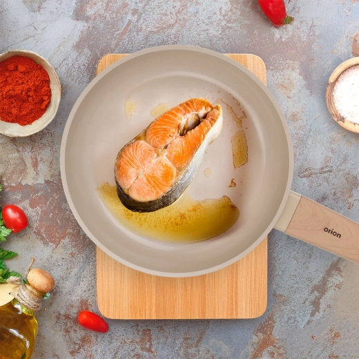 Diamètre pratique de 24 cm pour la cuisine au quotidien