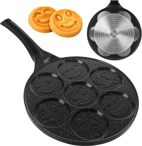 Syv pandekager på én gang med glade ansigter