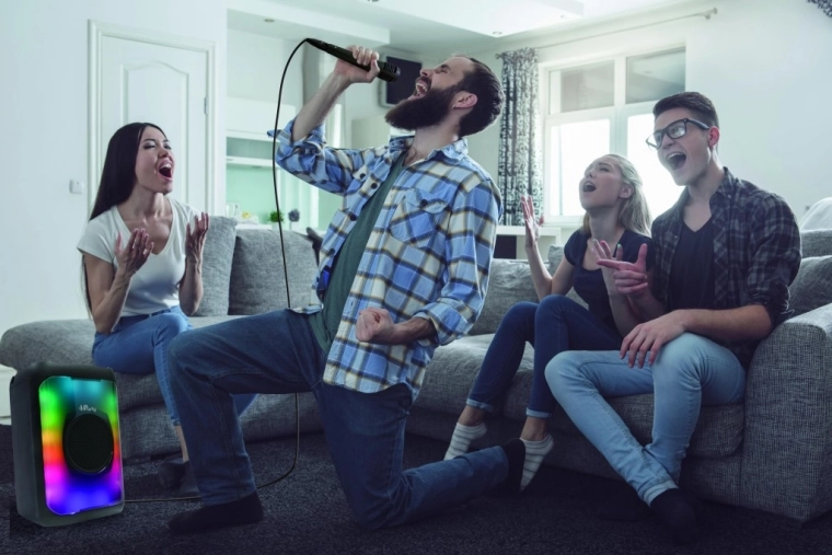 Karaoke-Spaß mit Mikrofon