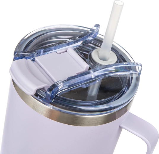 Deux façons de boire : paille et bec