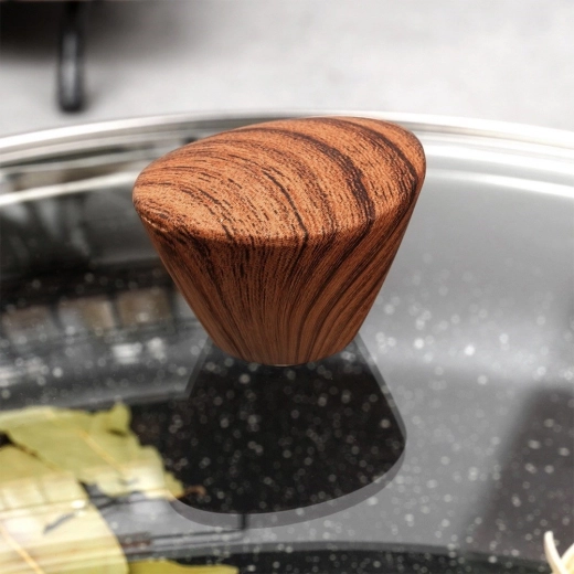 Bequemer Griff in Holzoptik und Dampfabzug