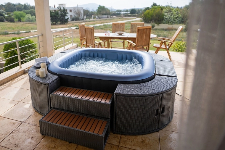 Vierkant design en RhinoTech-materiaal voor terras en tuin