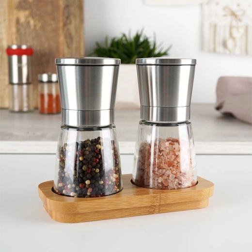 Elegante combinazione di vetro e acciaio inox