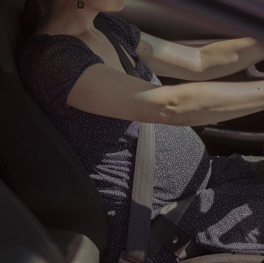 Bezpečné vedenie pásu mimo bruško