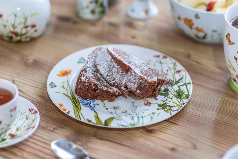 Décor fleuri qui illumine la table