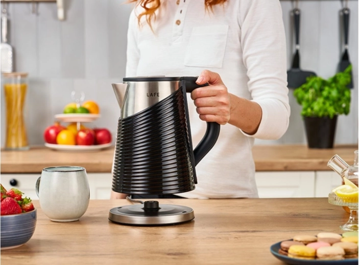 Convenient pouring and 360° swivel base