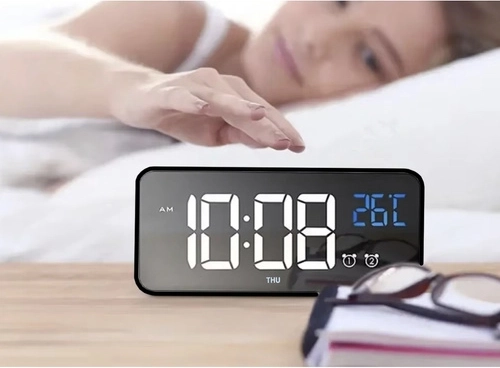 Letlæseligt LED-display med tre lysstyrkeniveauer