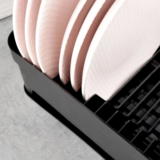 Prostor za do 11 krožnikov in mesto za skodelice