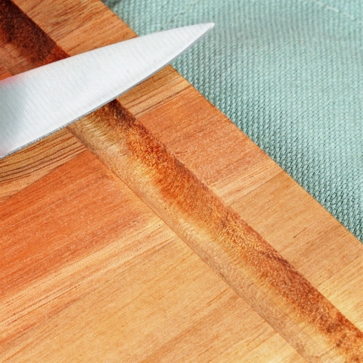 Sturdy acacia wood with natural grain