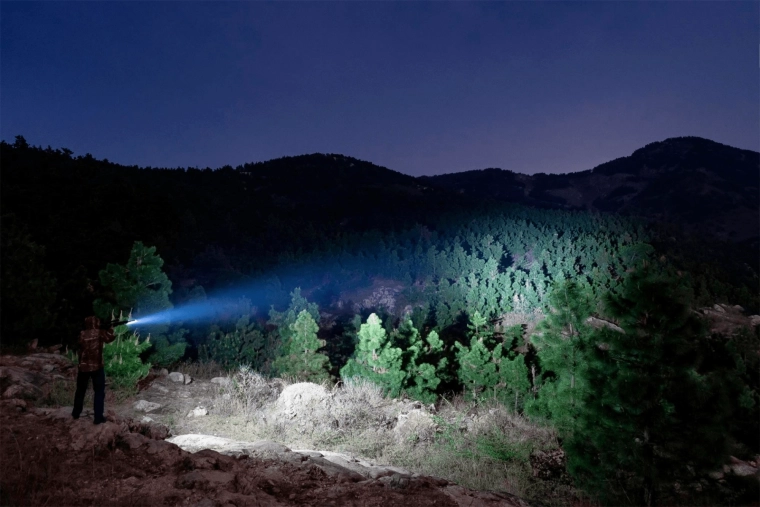 Fino a 1500 lm e 250 metri di portata