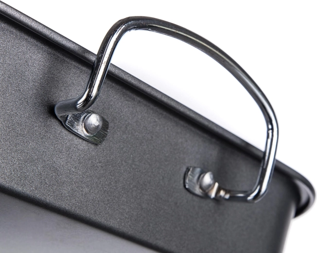 Safe carrying thanks to metal handles