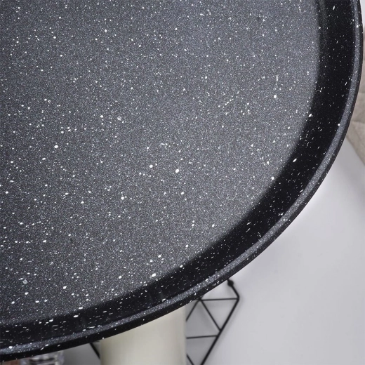 Antihaft-Granitoberfläche für einfaches Wenden