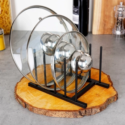 Ordine e chiarezza sul piano di lavoro e nel pensile della cucina