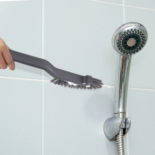 Pulizia precisa di fughe e angoli