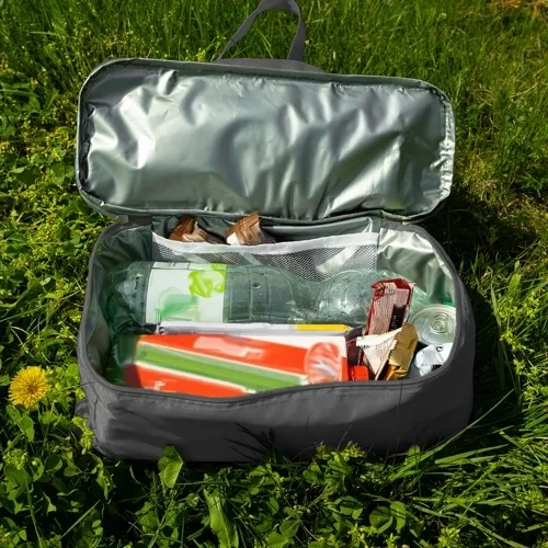 Insulated thermal pocket for food and drinks