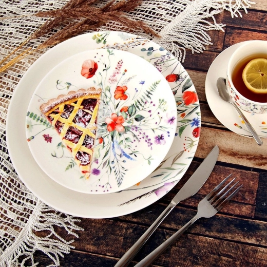 Practical 20.5 cm diameter for desserts and snacks