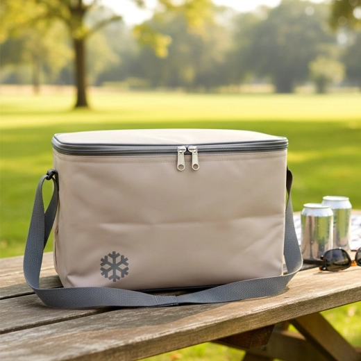 8 l capacity and practical dimensions for trips and shopping