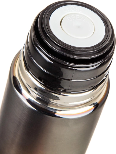 Tappo a pulsante per un versaggio comodo