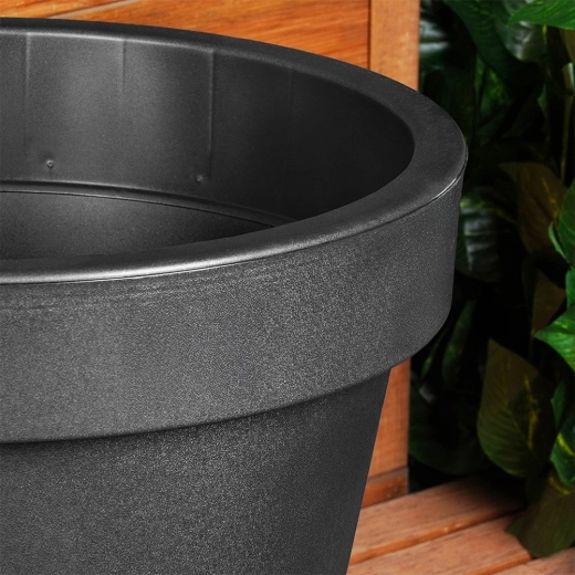 Sturdy rim and modern black look