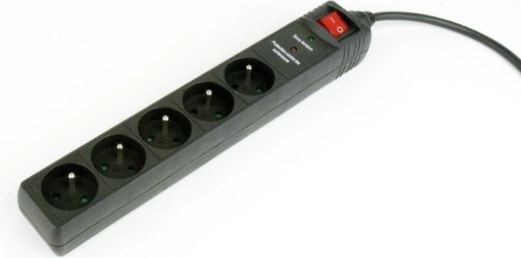 Surge-protected power strip with 5 French sockets, 3 m
