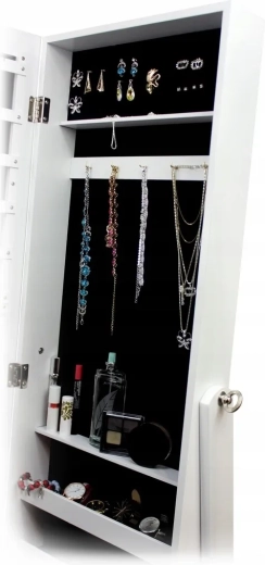 Organizzazione interna studiata per gioielli e accessori