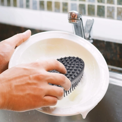 Delicata sulle stoviglie, efficace contro lo sporco