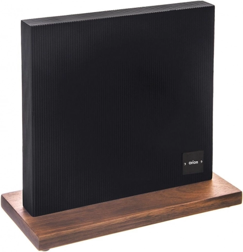 Elegant kombination af sort overflade og akacietræ