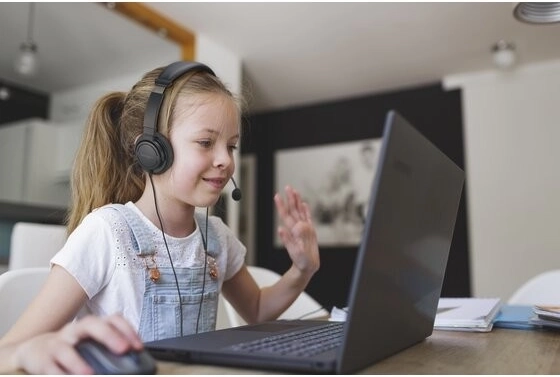 Clear communication: passive noise reduction and rotating microphone