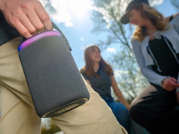 IPX5 resistance and easy carrying