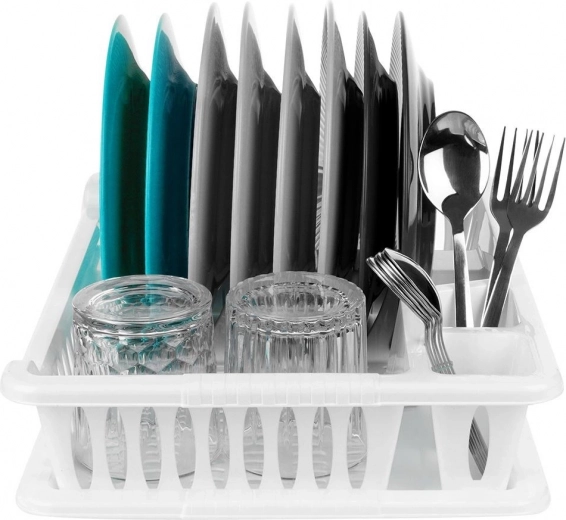 Agencement bien pensé : 8 assiettes, couverts et tasses