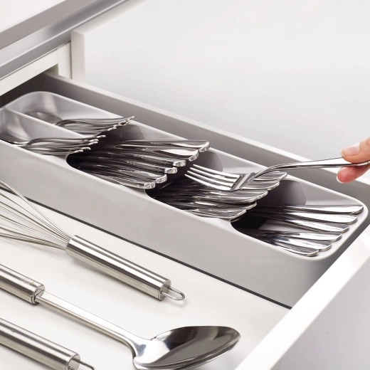 Plastični organizator za jedilni pribor s 5 predalčki
