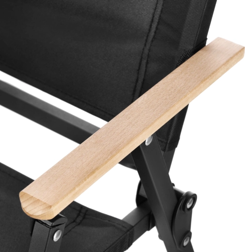 Eleganti braccioli in legno e chiusura facile