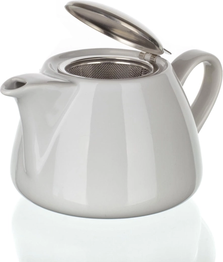 Fine stainless steel strainer for a clear infusion