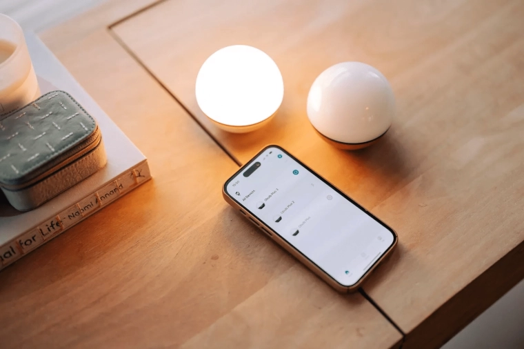 Controllo tramite app e ricche scene luminose