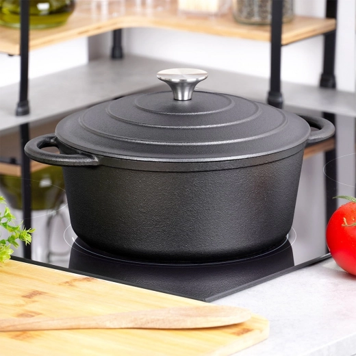 Versatile use on all stovetops and in the oven